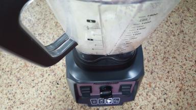 接通破壁机的电源后，选择刨冰键按下即可工作。