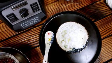 把牛奶刨冰从搅拌杯取出，放在盘中。