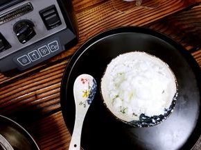 把牛奶刨冰从搅拌杯取出，放在盘中。