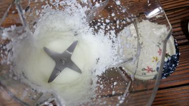 牛奶刨冰像雪花一样，一朵一朵的在搅拌杯上很细腻的刨冰哦，正好这两天温度高，看着就有想吃的冲动。