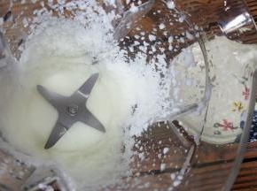 牛奶刨冰像雪花一样，一朵一朵的在搅拌杯上很细腻的刨冰哦，正好这两天温度高，看着就有想吃的冲动。