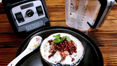 把做好的蜜豆放在刨冰上，再把控下来煮红小豆的蜜汁淋在上面，非常冰爽香甜的牛奶刨冰就做好了。