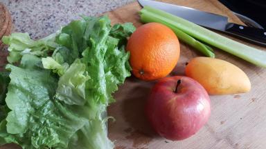首先准备一些蔬菜和水果，蔬菜我选择了西芹和生菜，水果选择了芒果，苹果，还有橙子。