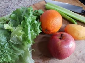 首先准备一些蔬菜和水果，蔬菜我选择了西芹和生菜，水果选择了芒果，苹果，还有橙子。