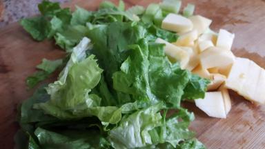 把准备好的蔬菜水果切切切。