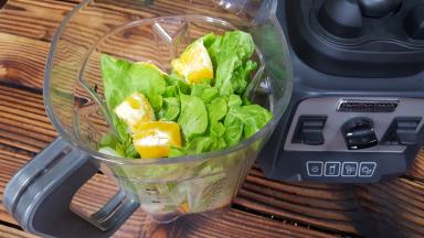 切好的蔬果放入破壁机的搅拌杯中，加入适量的清水。