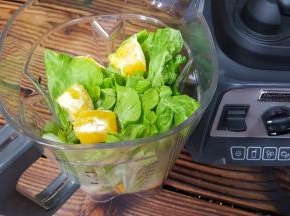 切好的蔬果放入破壁机的搅拌杯中，加入适量的清水。