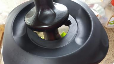 启动破壁机，可以使用搅拌棒辅助搅拌食材，让搅打更加快速均匀。