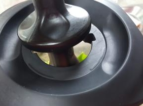 启动破壁机，可以使用搅拌棒辅助搅拌食材，让搅打更加快速均匀。