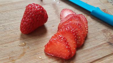 把草莓去蒂洗净后切薄的片。