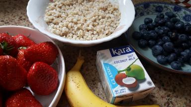 准备好所需的食材，我用了草莓，香蕉，椰奶，还有蓝莓及谷物。