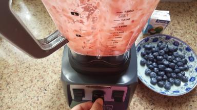 按下启动键转动变速旋转钮到合适的档位，直至把食材打至成细腻的粥糊状。