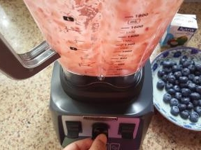 按下启动键转动变速旋转钮到合适的档位，直至把食材打至成细腻的粥糊状。