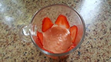 把打好的粉色粥糊倒入刚才装饰好的，玻璃杯底部1/3处。