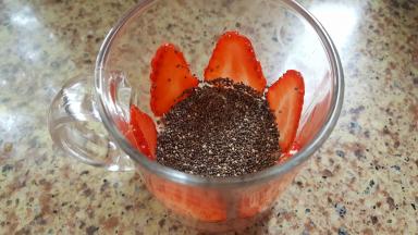 加入适量的奇亚籽，当然也可以不加，据说有瘦身作用哦。