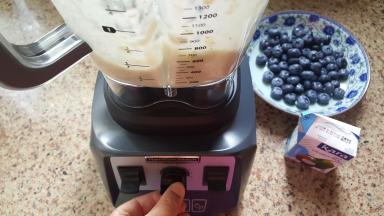 再制作绿色粥糊，将谷物与香蕉加适量的牛奶和螺旋藻放入破壁机的搅拌杯中，程序与红色粥糊相同。