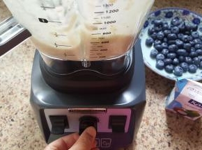 再制作绿色粥糊，将谷物与香蕉加适量的牛奶和螺旋藻放入破壁机的搅拌杯中，程序与红色粥糊相同。