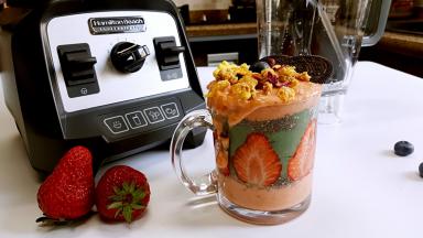 绿色的米糊倒在刚才的红色米糊上，最顶端再将剩下的红色米糊覆盖在上面，这样就形成了不同颜色的分层，在顶端加以谷物，蓝莓和奥利奥饼干做装饰就完成啦。