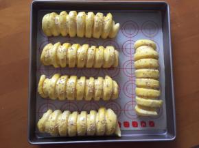 二次发酵完成后，刷上蛋液，撒上白芝麻，放入预热好的烤箱160度，上下火，18分钟