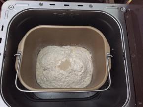 将黄油以上材料全部放入面包机中，和面20分钟