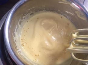 打发至画八几秒内不消失即可，再低速打发20秒消去大气泡