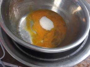 鸡蛋打散，加入白砂糖，隔温水用电动打蛋器打发