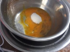 鸡蛋打散，加入白砂糖，隔温水用电动打蛋器打发