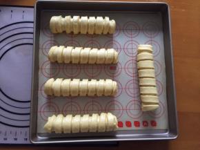 从上向下卷起，放入烤盘，放入预热好的烤箱二次发酵30分钟