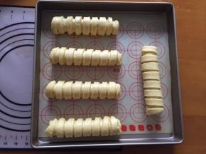 从上向下卷起，放入烤盘，放入预热好的烤箱二次发酵30分钟