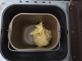 加入软化的黄油，再次和面30分钟