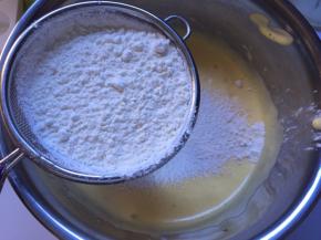 筛入低粉搅拌均匀，从下往上搅拌