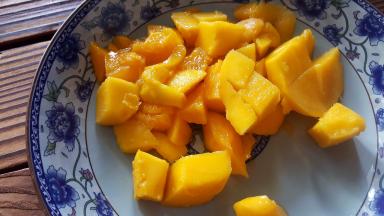 准备两个小芒果去皮切块，放在冰箱内冷冻，如果是大芒果用一个就足够了。