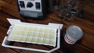 酸奶放在冷冻冰格中冷冻，酸奶中可以适量加入一些炼乳。