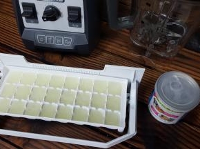 酸奶放在冷冻冰格中冷冻，酸奶中可以适量加入一些炼乳。