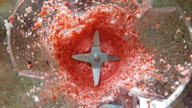 不到一分钟的时间，草莓冰沙就做好了，打开盖子看到了非常细腻的草莓冰沙，让我的口水都流出来了。如果没有破壁机，用料理机和搅拌机都是可以的，可能不如破壁机制作出的冰沙来的细腻。