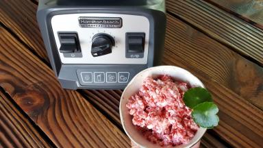 把冰沙取出装在小碗中，就可以开吃啦，感觉有点像三肥七瘦的肉馅，哈哈。