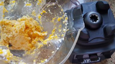 与草莓冰沙的程序相同，不到一分钟的时间，芒果冰沙也做好了。