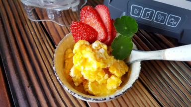 把芒果冰沙盛出略作装饰，不知道要比市售的强多少倍，安全健康又卫生，大人孩子都喜欢吃。