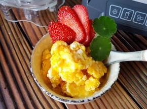 把芒果冰沙盛出略作装饰，不知道要比市售的强多少倍，安全健康又卫生，大人孩子都喜欢吃。