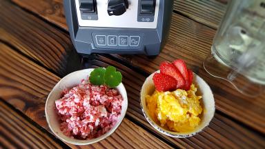 做好芒果冰沙后，草莓冰沙没有一点点的消融， 草莓冰沙像极了肉馅，而芒果冰沙又像极了鸡蛋黄，哈哈，可以以假乱真了。