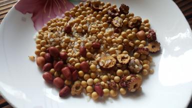 可以自己任意搭配喜欢的杂粮，比如大豆红枣、花生、大麦和梗米，在做热汤前最好将杂粮先放入烤箱中烤熟，或者是用炒锅炒也可以。如果杂粮中不含大豆不加热也可以。