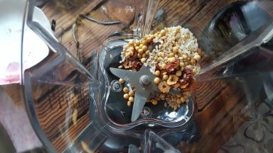 把杂粮放入破壁机的搅拌杯中。