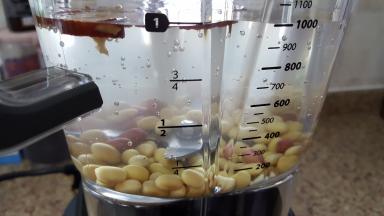 加入适量的清水，水的多少可以根据杂粮和食用人数来定。