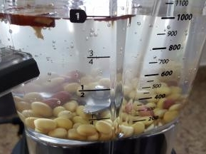 加入适量的清水，水的多少可以根据杂粮和食用人数来定。