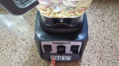 按下破壁机的热汤功能键。