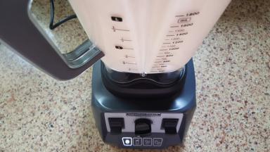 按下热汤功能键后破壁机开始工作，热汤功能键工作时刀片的旋转速度非常的快，基本上五分钟就能完成并自动停止工作。