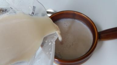 加热自动停止后，扳住杯盖的一个角取下杯盖，要小心防止蒸汽烫伤手臂，小心的将煮好的粥糊倒入碗中。