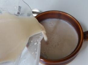 加热自动停止后，扳住杯盖的一个角取下杯盖，要小心防止蒸汽烫伤手臂，小心的将煮好的粥糊倒入碗中。