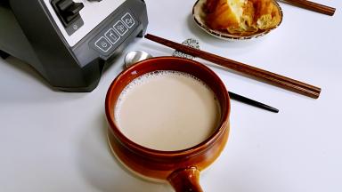 营养美味又健康的杂粮米糊就完成了，破壁机的一键式热汤功能真心方便。