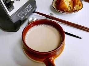 营养美味又健康的杂粮米糊就完成了，破壁机的一键式热汤功能真心方便。